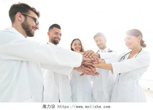 医生和护士在一个医疗团队堆叠 hands.concept 的团队合作精神开心幸福团队医生的手医生手势